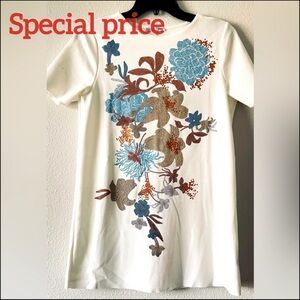 Zara white midi dress 👗 very beautiful with flowers on dress